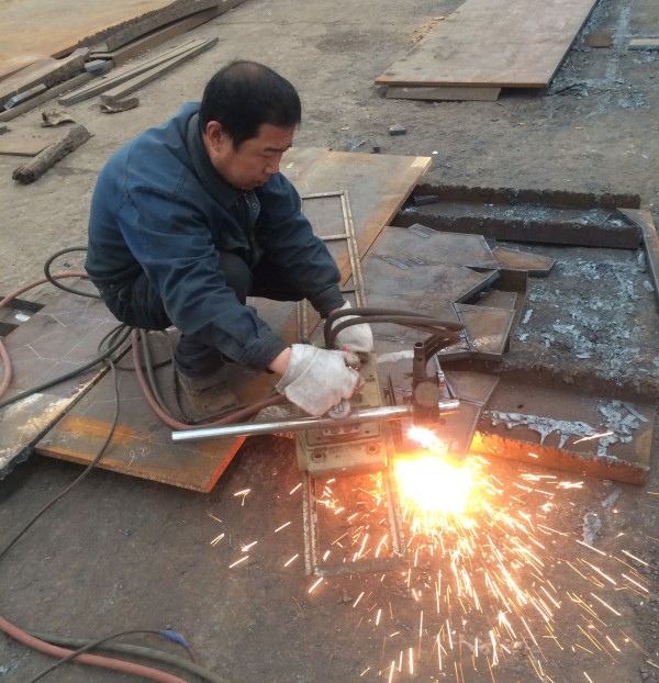 节资降耗记心间 加班加点赶生产---记华冶公司铆焊作业区的员工们