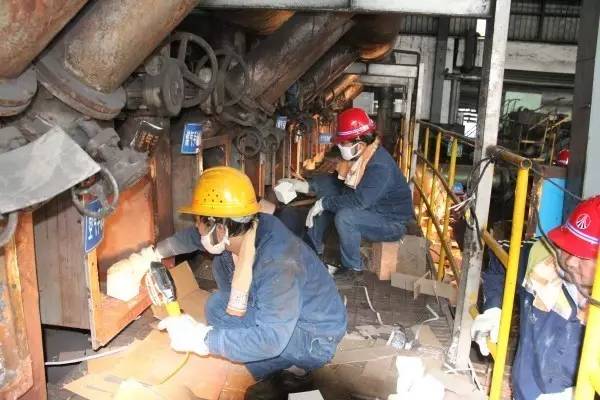 龙钢公司大力支援同兴公司加热炉清渣工作